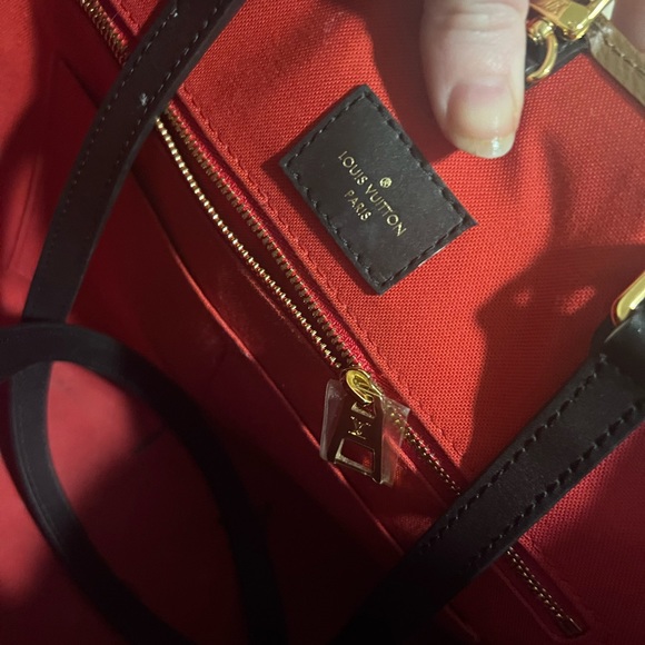 Lightly used lv on the go tote mm - Picture 4 of 5